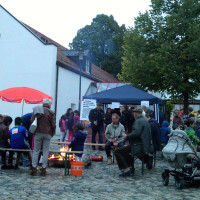 Viel Andrang auf dem Rathausplatz beim Kartoffelfeuer