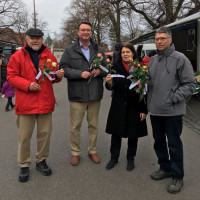 Der Weltfrauentag und 100 Jahre Frauenwahlrecht - von der SPD erkämpft - waren der Anlass, dass wir am Wochenmarkt Rosen für die Frauen verteilt haben!